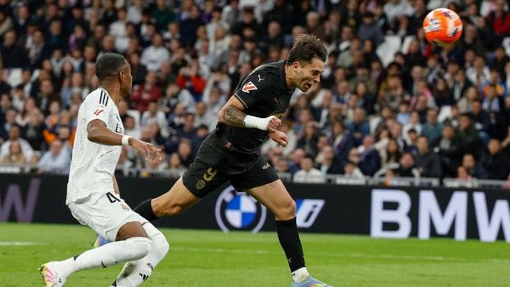 Real sconfitto dal Valencia al Bernabeu, il Barcellona pareggia e va a +4