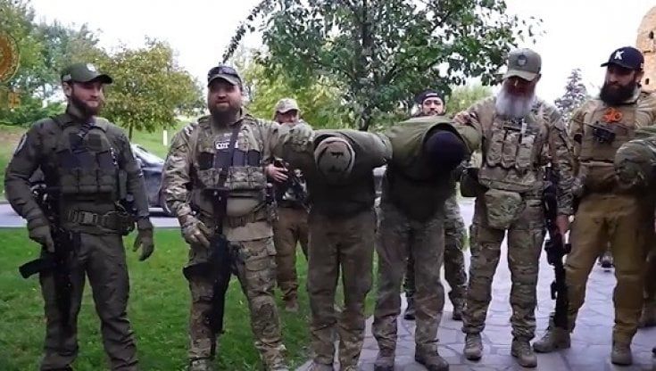 Il video shock: i figli di Kadyrov regalano al padre 3 prigionieri ucraini