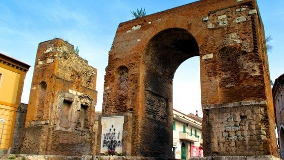 Beni culturali, sequestrato l'Arco di Adriano a Capua: "Grave stato di abbandono"