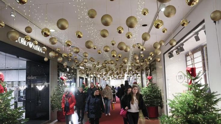 Sciarpe, giochi, profumi: in questo Natale il trionfo del“regalino” per tutti