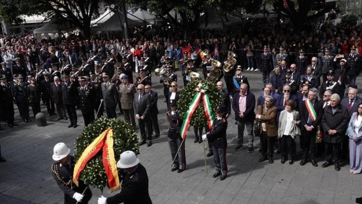 25 aprile Napoli, celebrazioni al grido “Ora e sempre Resistenza”. In piazza si canta “Bella ciao”