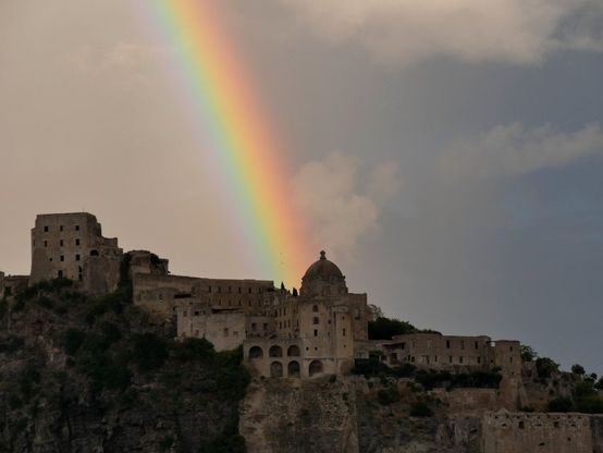 Ischia, la magia dell'arcobaleno alle spalle del Castello
