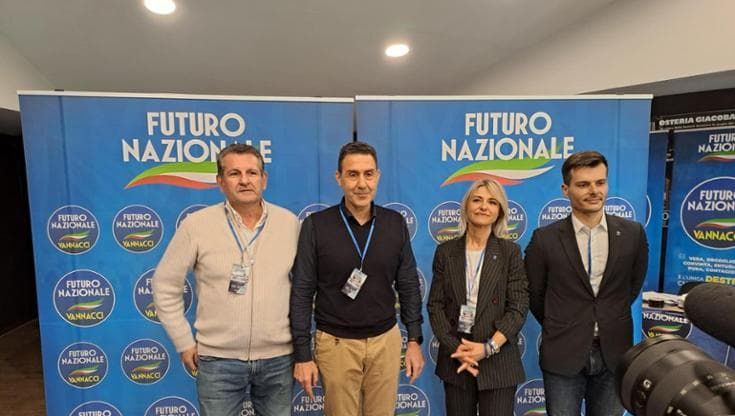 Viva la pizza e abbasso i migranti: lo spettacolo-comizio di Vannacci