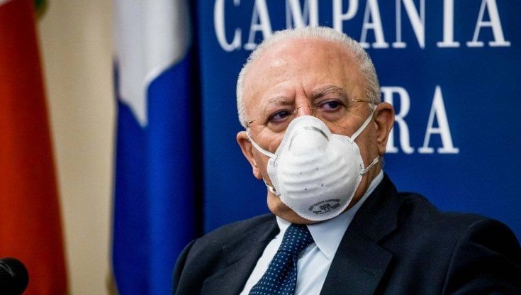 Covid, De Luca: "Controlli in aeroporto per i rientri di agosto"