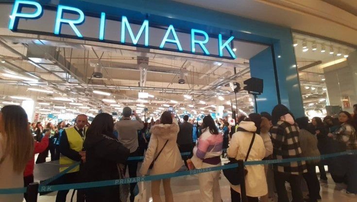 Primark apre i battenti, folla in coda per il colosso low cost alle porte di Bari