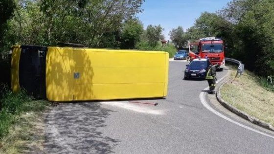 Si rovescia scuolabus nel Padovano, feriti otto studenti: l'autista ubriaco fugge senza aiutare i ragazzi