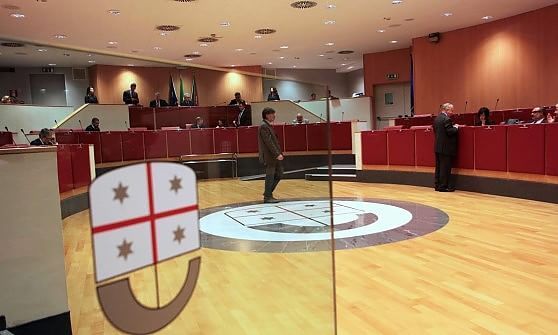 Regione, stipendi dimezzati e registro dei lobbisti