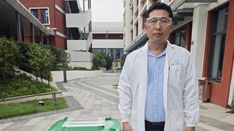 Un coperchio alimentato dal sole può eliminare i cattivi odori dei cassonetti