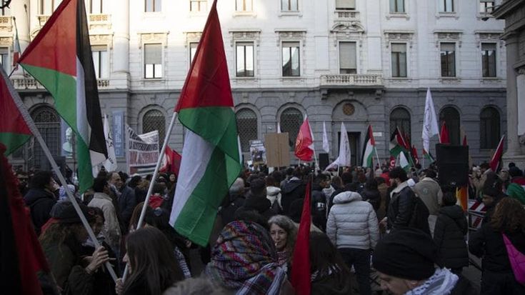 Slogan, note e ironia: in piazza Scala va in scena la protesta soft