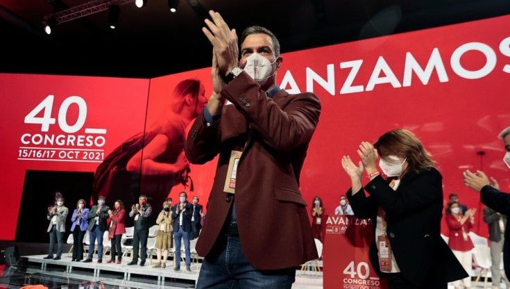 Spagna, Sánchez promette: "Aboliremo la prostituzione. Sì alla fecondazione assistita per donne single, lesbiche e trans"