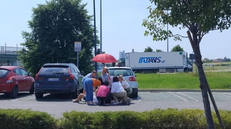 Carvico, uomo ferito da colpo di fiocina nel parcheggio del supermercato: un fermato