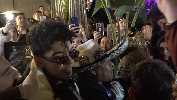 Sanremo, la pazza serata dei The Kolors. Prima cantano dal balcone, poi il bagno di folla