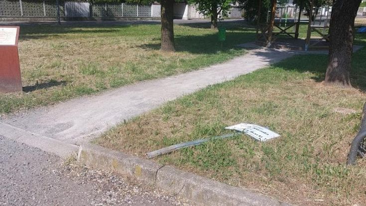 San Vittore Olona, abbattuto il cartello dedicato alla memoria di Gino Strada e Teresa Sarti