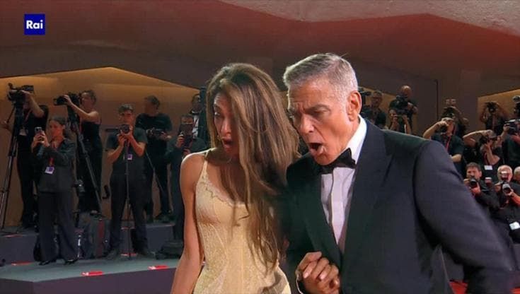 Venezia, incidente sul red carpet: Clooney e Amal aiutano il fotografo in difficoltà