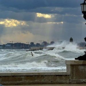 Vento e mareggiate su tutta la Puglia: scatta l'allerta della protezione civile