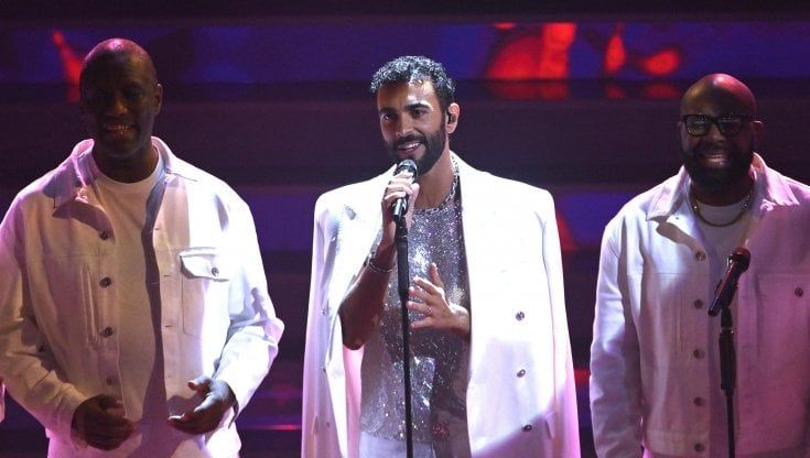 Sanremo 2023, Mengoni primo in classifica, si commuove. Annunciata la scaletta. Chi sale secondo i bookmaker