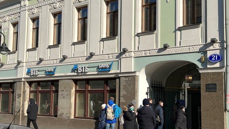 Parte la corsa al bancomat. Mosca resta senza contanti