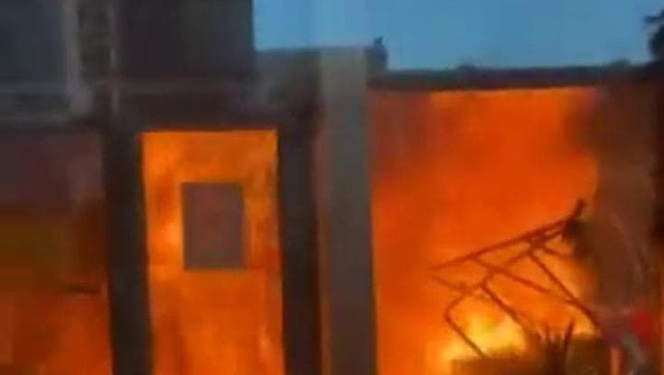 Proteste degli studenti in Francia, le fiamme avvolgono l'atrio di un liceo di Nantes
