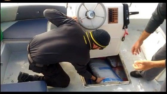 Brindisi, a bordo del motoscafo 300 chili di marijuana: arrestato scafista albanese