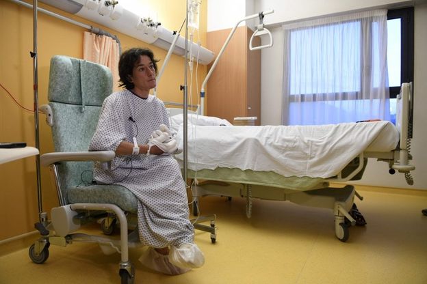 Alpinismo, mani e piedi fasciati dopo il congelamento: Elisabeth Revol torna in Francia 