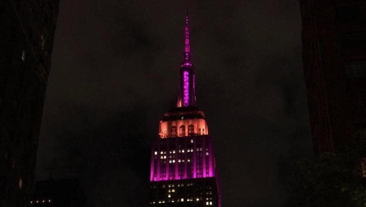 New York, l'Empire State Building si illumina di fucsia in onore di Dolly Parton