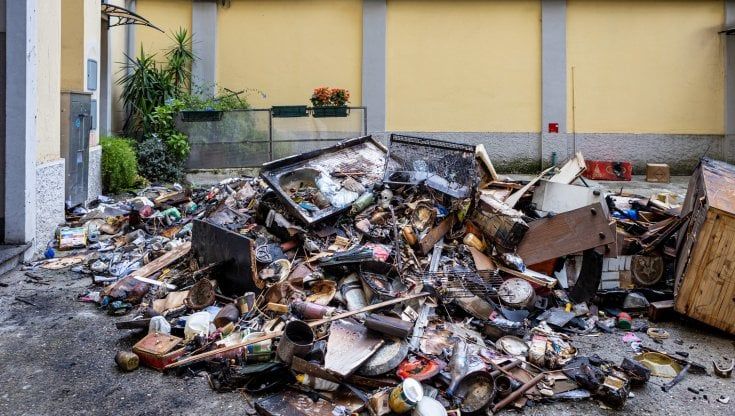 Incendio in un appartamento a Milano, 78enne muore soffocato. Le fiamme divampate nelle stanze stipate di oggetti