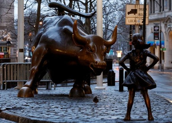 8 marzo, nuova statua a Wall Street: la "bimba senza paura" sfida il toro