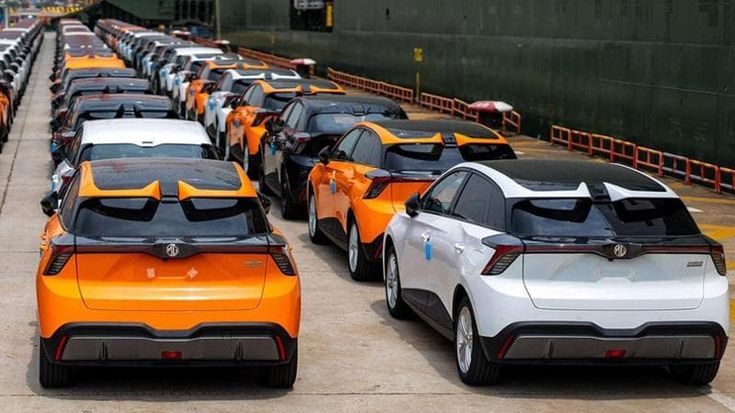 In Europa tirano le auto ibride e cinesi. Ma il 2025 può rilanciare le elettriche