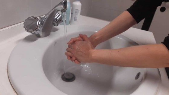 Distanza di sicurezza, niente baci e mani lavate a lungo: come cambiano le abitudini con il coronavirus?