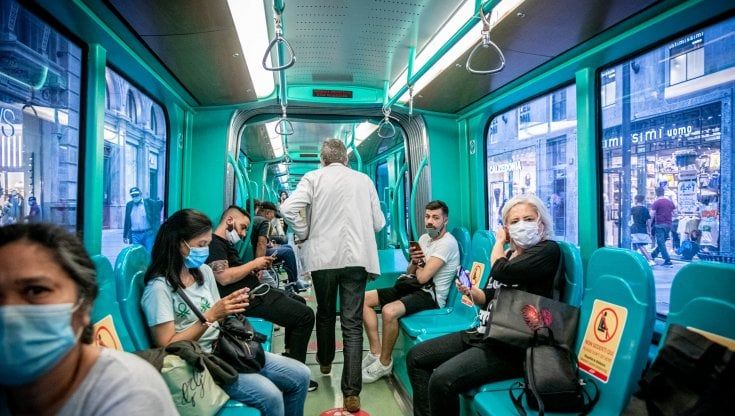Coronavirus a Milano, con la zona bianca trasporti pubblici con capienza all'80 per cento