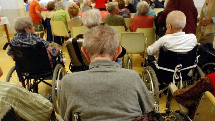 Con madre e sorella malate finisce sul lastrico per pagare la Rsa: “Ho una casa, niente rimborso”