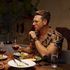 L’ultima cena delle star: tra Negroni, cheeseburger e cotoletta alla viennese