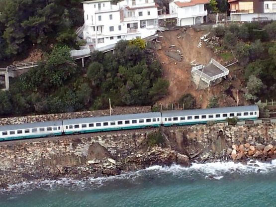 Liguria, l'Intercity in bilico ad Andora