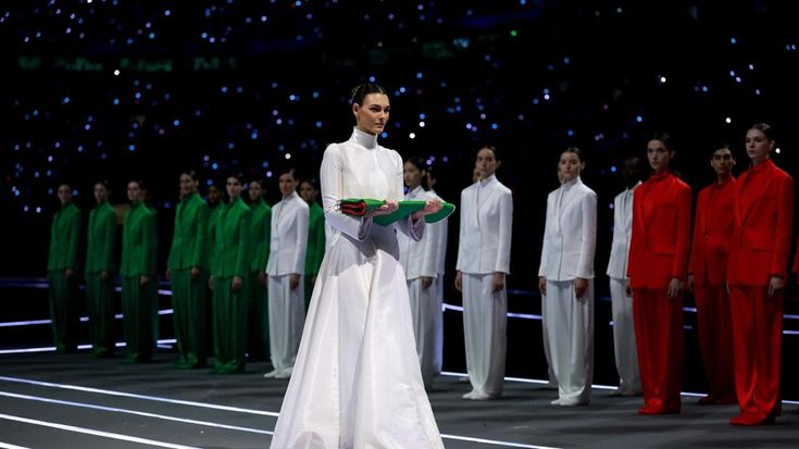 Vittoria Ceretti all’apertura di Milano Cortina: l’omaggio della top model a Giorgio Armani