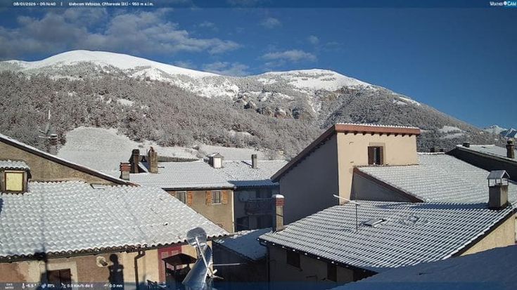 Freddo polare a Roma, avvistati primi fiocchi sulla città. Neve sul Terminillo e frusinate