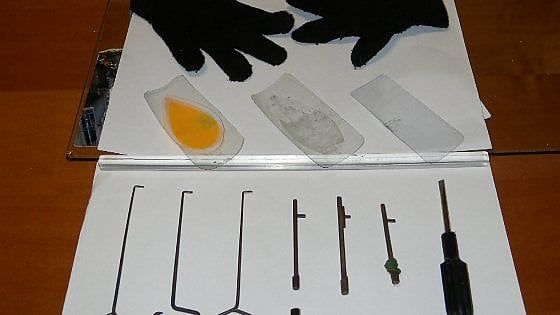 Bari, due ladri d'appartamento bloccati in centro: avevano un kit per scassinare le porte