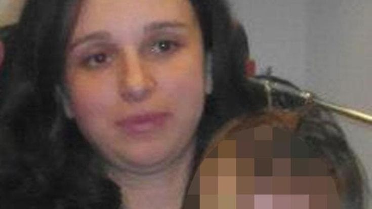 Emanuela uccisa a botte dal marito. I figli aprono la porta ai soccorritori