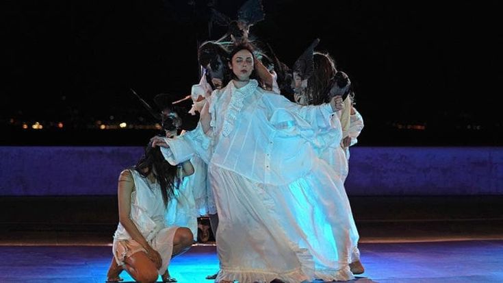 “Cani lunari”, cinque performer tra trance, house dance e magia antica