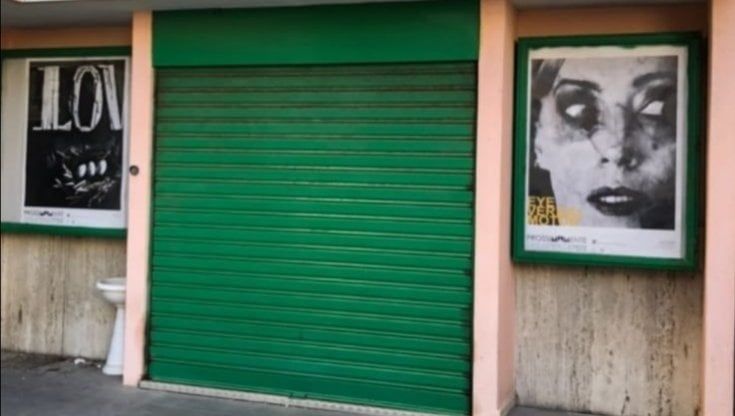 Gli espositori vuoti dei cinema chiusi per Covid si riempono d'arte: a Bari una mostra diffusa di locandine d'autore