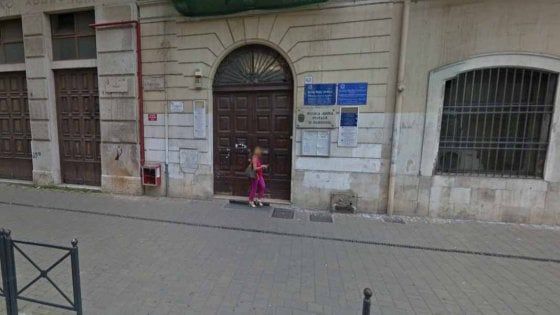 Preside a Bari: "I ragazzi entrano dall'ingresso principale, le ragazze dall'altro". Ed è polemica