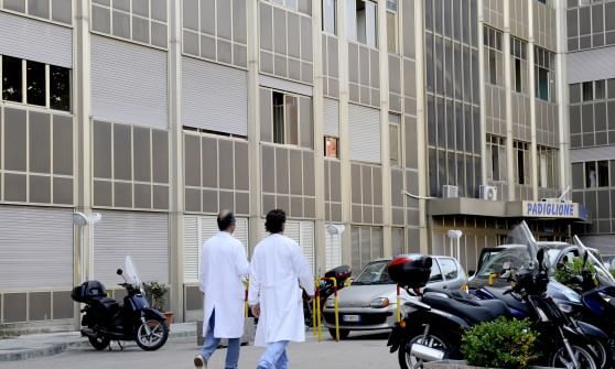 Medico si finge paraplegico e incassa risarcimenti per oltre un milione, arrestato