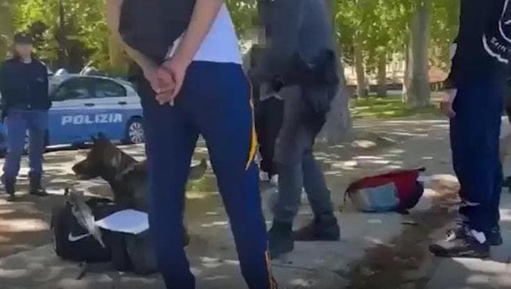 Controlli antispaccio, trovata la droga nascosta nelle fioriere di via Indipendenza