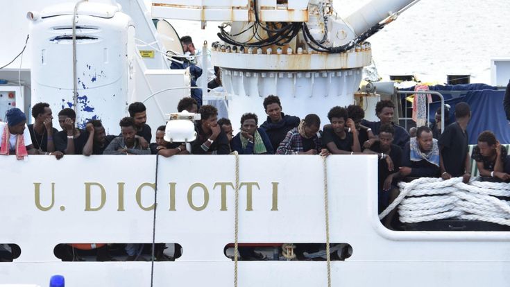 Caso Diciotti, la Ue mette all’angolo l’Italia. Conte ora tratta con Salvini: “Battiti, ma falli scendere”