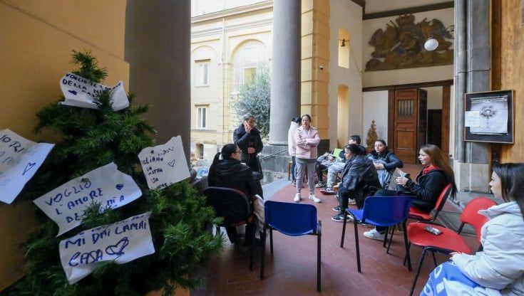L'arcivescovo Battaglia tra gli sgomberati di Pizzofalcone: due donne malate ospitate dalla Curia