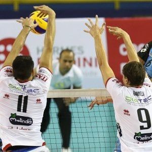 Volley, mondiale club: Trento vince e vede la semifinale. SuperLega, il posticipo sorride a Perugia