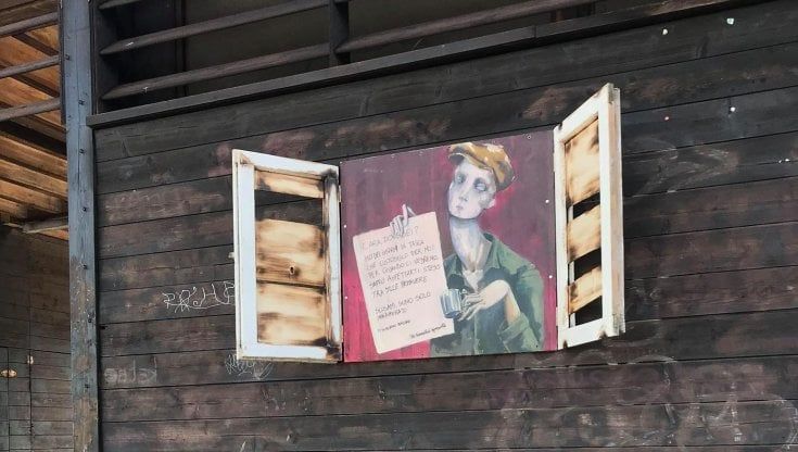 "Scusami, sono solo innamorato": la street art firmata romantico ignorante al Chiringuito di Bari