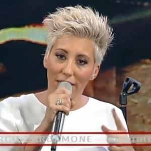 Diretta tv, vola una bottiglietta e Malika Ayane lascia il palco. "Ma nessuno mi ha colpita, che peccato lasciare Napoli"