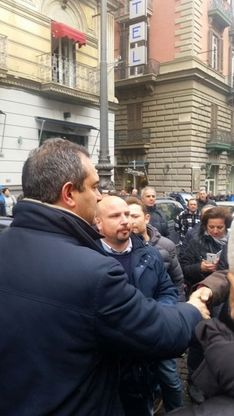 In cinquecento alla manifestazione per Raffaele Vettorino, c'è anche de Magistris