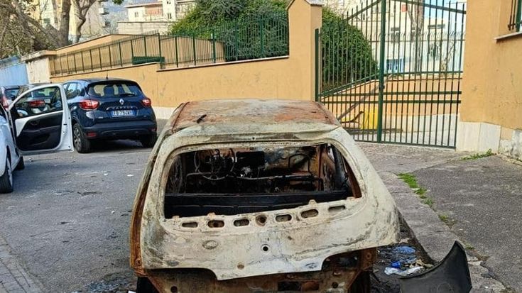 I vigili urbani nelle scuole dello Zen: rimosse carcasse di auto abbandonate