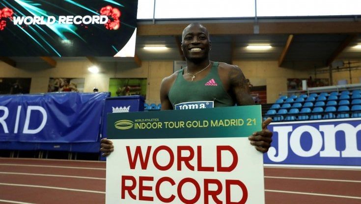 Atletica, Holloway batte il record del mondo dei 60 ostacoli dopo 27 anni